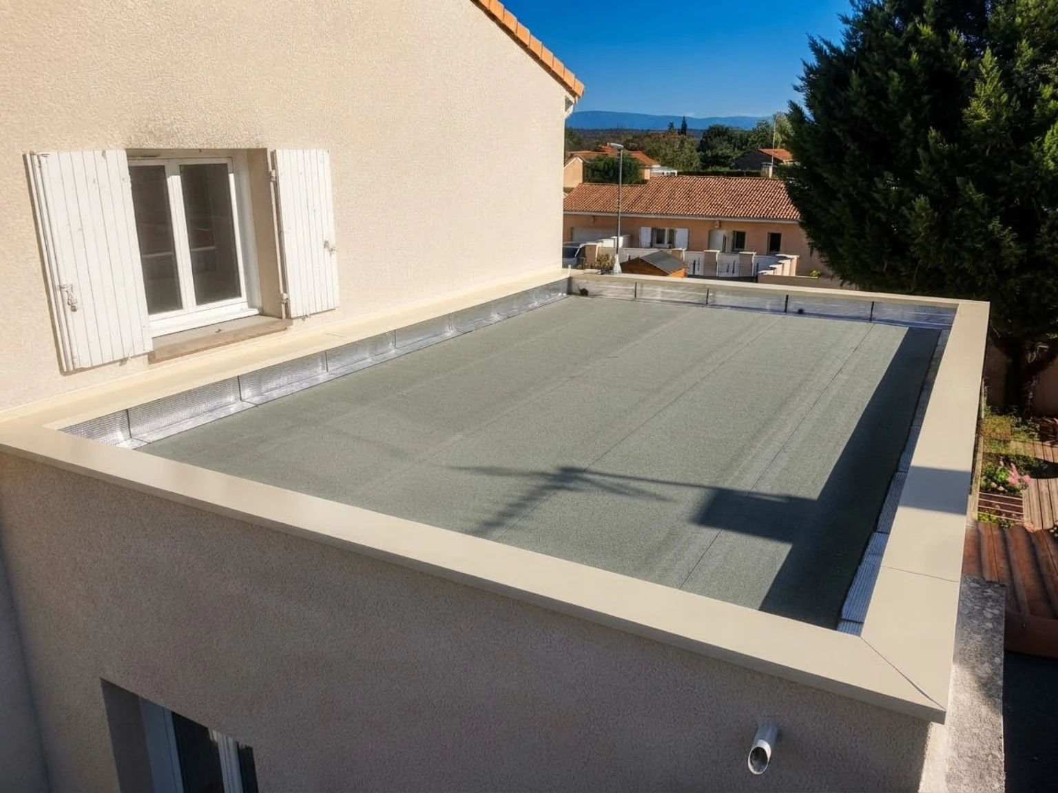 Toiture terrasse terminée avec étanchéité autoprotégée, relevés aluminium et couvertines