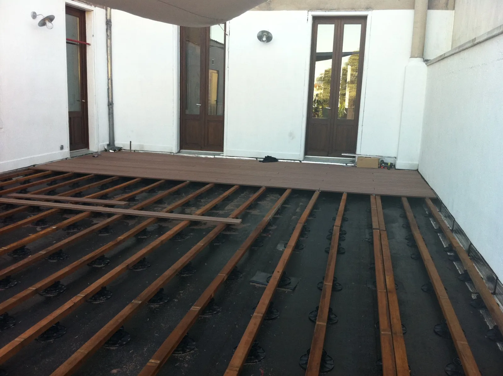 Terrasse bois sur plots, pendant la pose. — Annonay · Ardèche
