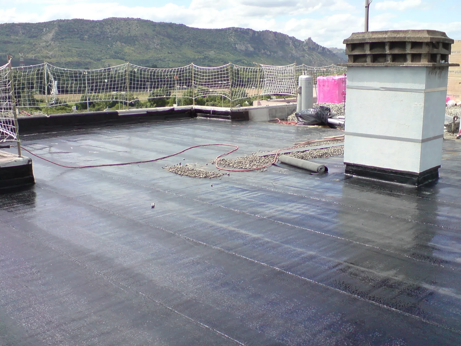 Toiture d’immeuble, en cours de chantier. — Bourg-lès-Valence · Drôme
