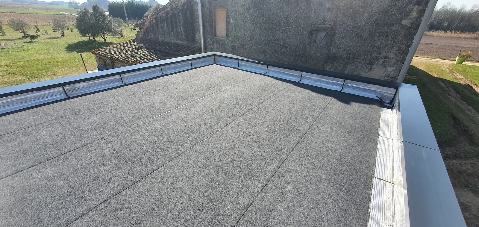 Toiture de garage. — Montoison · Drôme