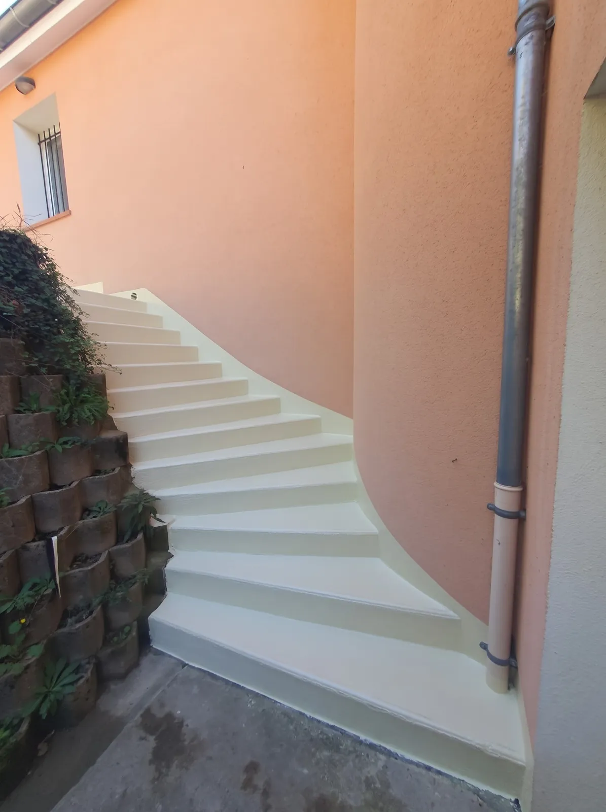 Étanchéité liquide sur dalle et escalier. — Montoison · Drôme