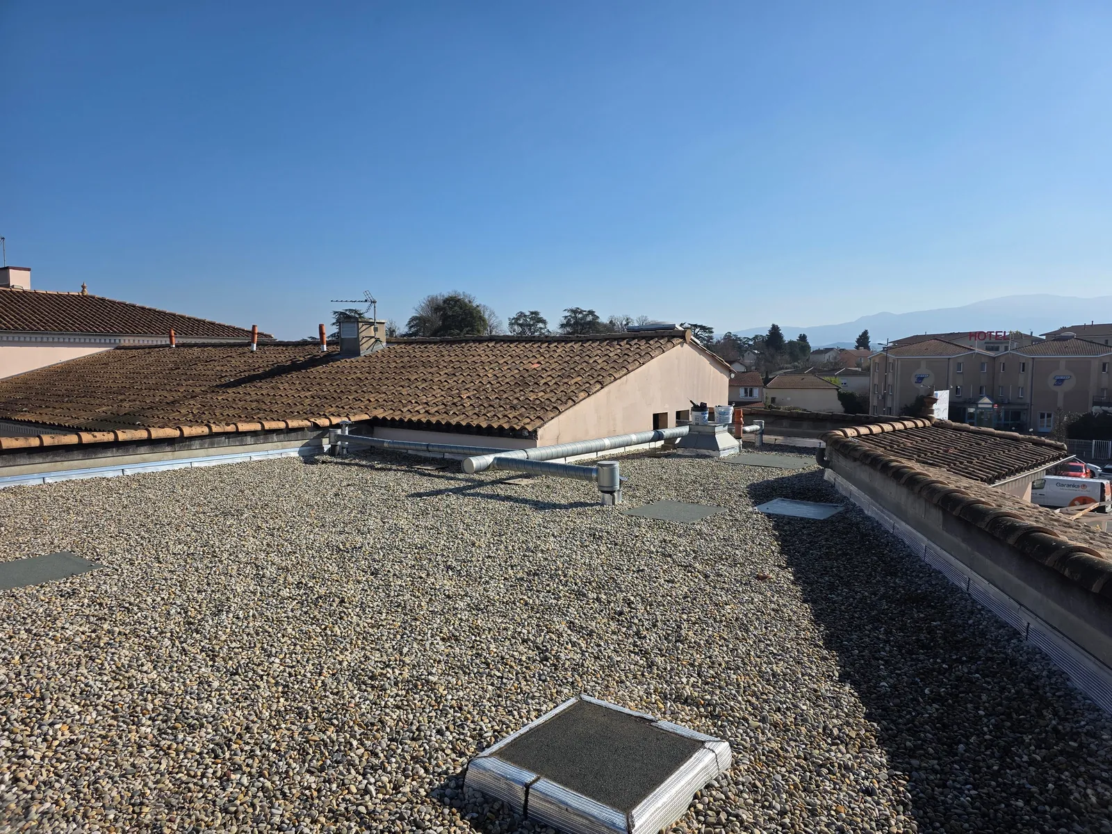 Réfection sous protection gravillonnée. — Romans-sur-Isère · Drôme