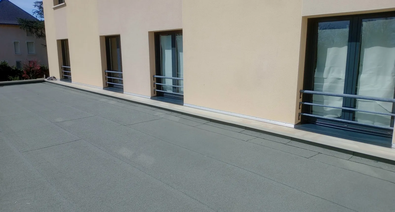 Bâtiment professionnel : la jonction avec la façade. — Romans-sur-Isère · Drôme
